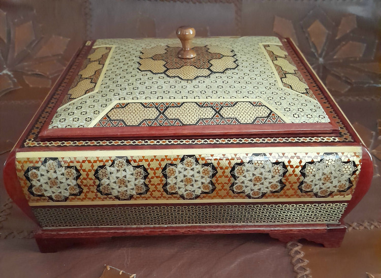 گز خوری پایه دارخاتم کاری شده همراه با جعبه تمام مخمل قرمز و خاتم اضافه به شکل گل پنج پر زیر دسته در