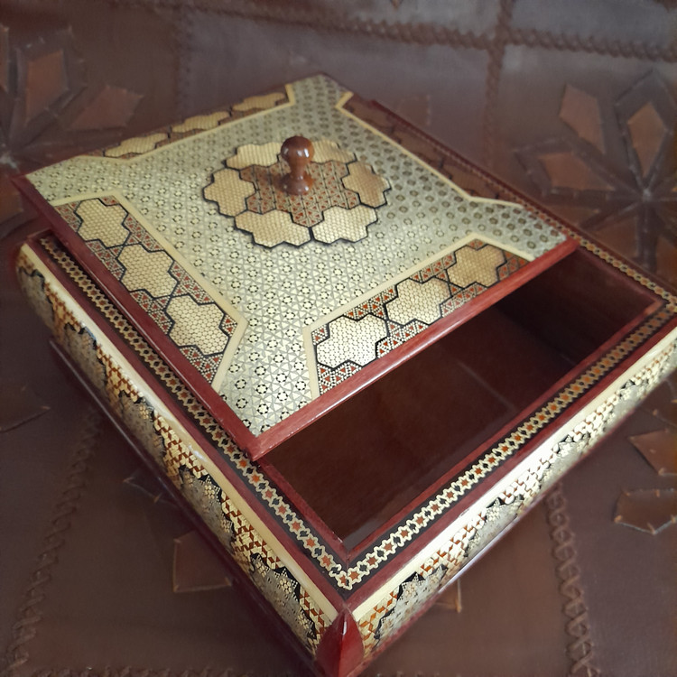 گز خوری پایه دارخاتم کاری شده همراه با جعبه تمام مخمل قرمز و خاتم اضافه به شکل گل پنج پر زیر دسته در
