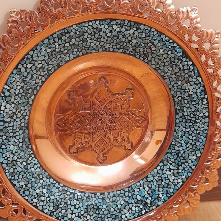 بشقاب دیواری لبه کنگره دارفیروزه کوبی شده قطر ۲۵سانت