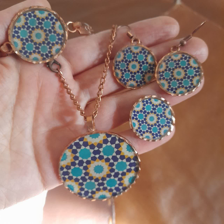 سرویس ۵تکه شامل دستبند و انگشتر و گردنبند و گوشواره مسی مدل شمسه