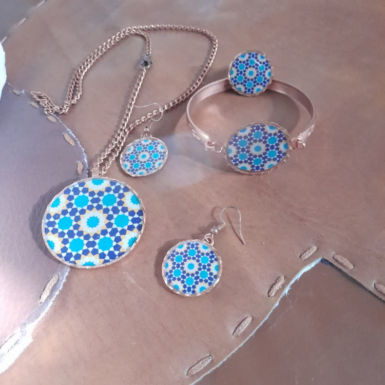 سرویس ۵تکه شامل دستبند و انگشتر و گردنبند و گوشواره مسی مدل شمسه
