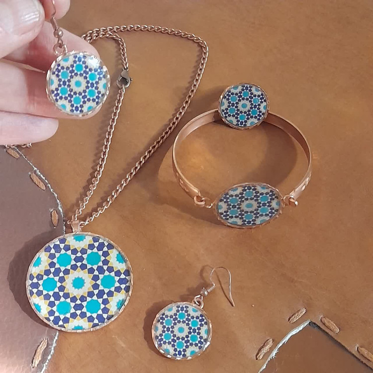 سرویس ۵تکه شامل دستبند و انگشتر و گردنبند و گوشواره مسی مدل شمسه
