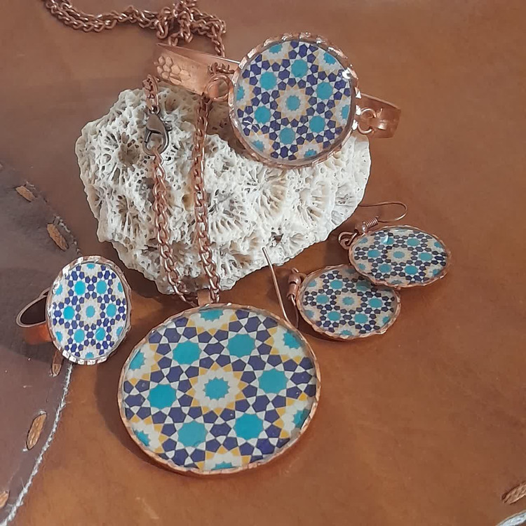سرویس ۵تکه شامل دستبند و انگشتر و گردنبند و گوشواره مسی مدل شمسه
