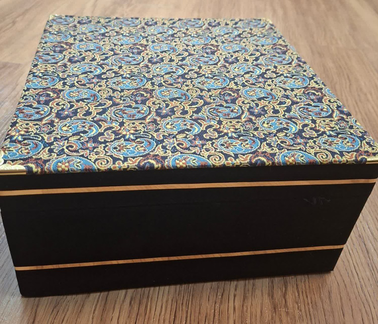 جعبه هدیه ترمه با تمام جیر مشکی و قفل طلایی و آستر ساتن سفید در داخل جعبه و جای چسباندن مارک دردوسایز سایز۳۰در۲۵در۲۲سانت و ۲۷در۲۷در۱۳ همراه با نوارهای طلایی
