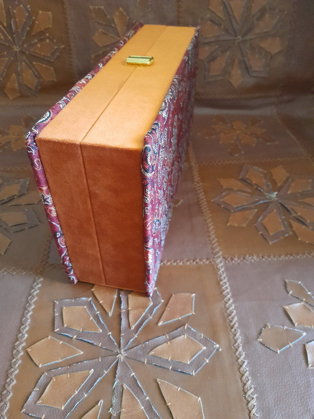 جعبه تمام ترمه قرمز به همراه مخمل قرمز ،قسمت بندی شده به همراه قفل کتابی طلایی و مخمل سفید در درون جعبه