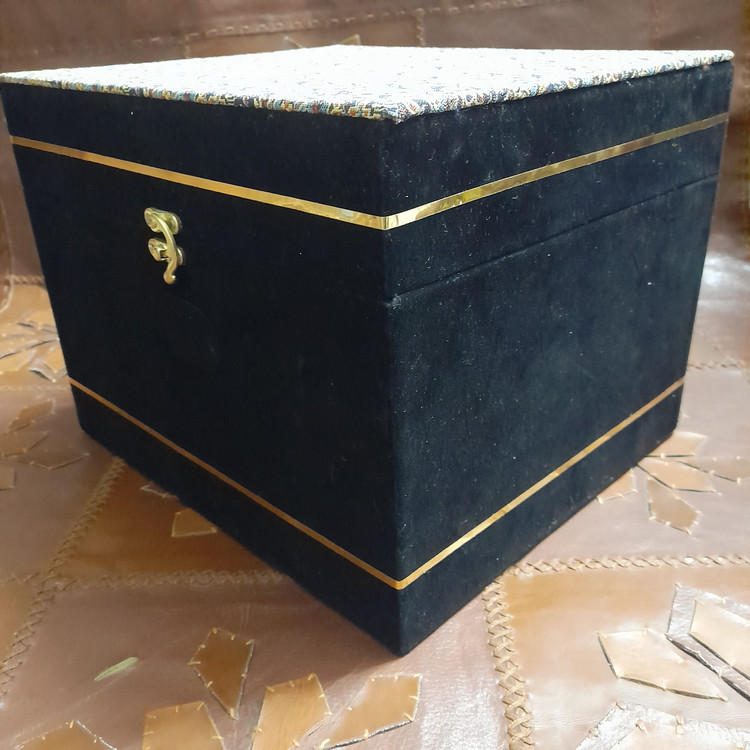 جعبه هدیه ترمه با تمام جیر مشکی و قفل طلایی و آستر ساتن سفید در داخل جعبه و جای چسباندن مارک دردوسایز سایز۳۰در۲۵در۲۲سانت و ۲۷در۲۷در۱۳ همراه با نوارهای طلایی