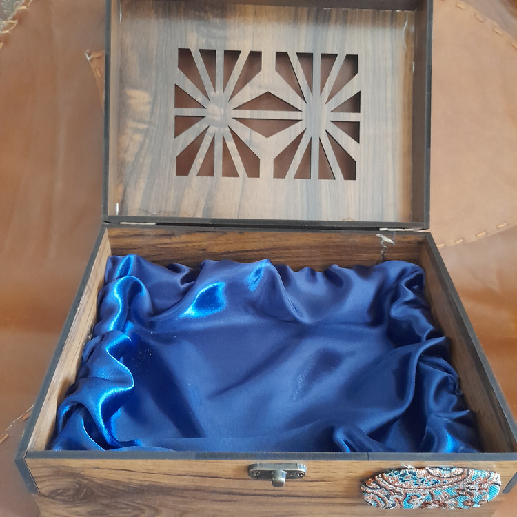 جعبه چوبی ام دی اف همراه با ترمه برنگ آبی و آستر ساتن آبی و جای چسباندن مارک و درب مشبک کاری شده و قفل خرچنگی در سایز ۲۵در۱۹در۱۱سانت