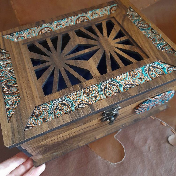 جعبه چوبی ام دی اف همراه با ترمه برنگ آبی و آستر ساتن آبی و جای چسباندن مارک و درب مشبک کاری شده و قفل خرچنگی در سایز ۲۵در۱۹در۱۱سانت
