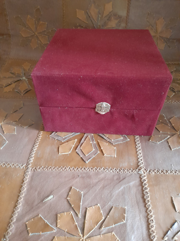 جعبه هدیه تمام مخمل آلبالویی با مخمل داخل کار و ساتن سفید برای کف جعبه در سایز ۲۴در ۲۴ در ۱۵ سانت و قفل کتابی