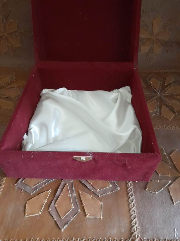 جعبه هدیه تمام مخمل آلبالویی با مخمل داخل کار و ساتن سفید برای کف جعبه در سایز ۲۴در ۲۴ در ۱۵ سانت و قفل کتابی
