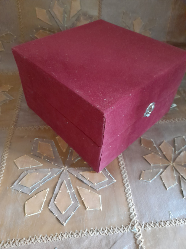 جعبه هدیه تمام مخمل آلبالویی با مخمل داخل کار و ساتن سفید برای کف جعبه در سایز ۲۴در ۲۴ در ۱۵ سانت و قفل کتابی